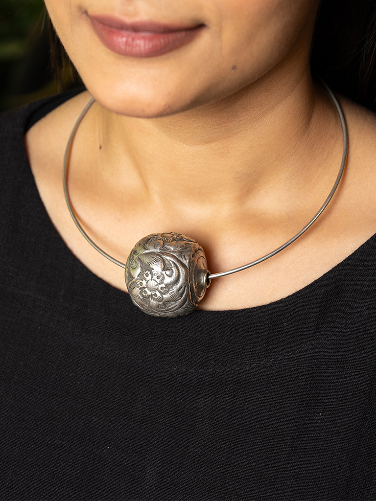 Embossed Single Circular Choker