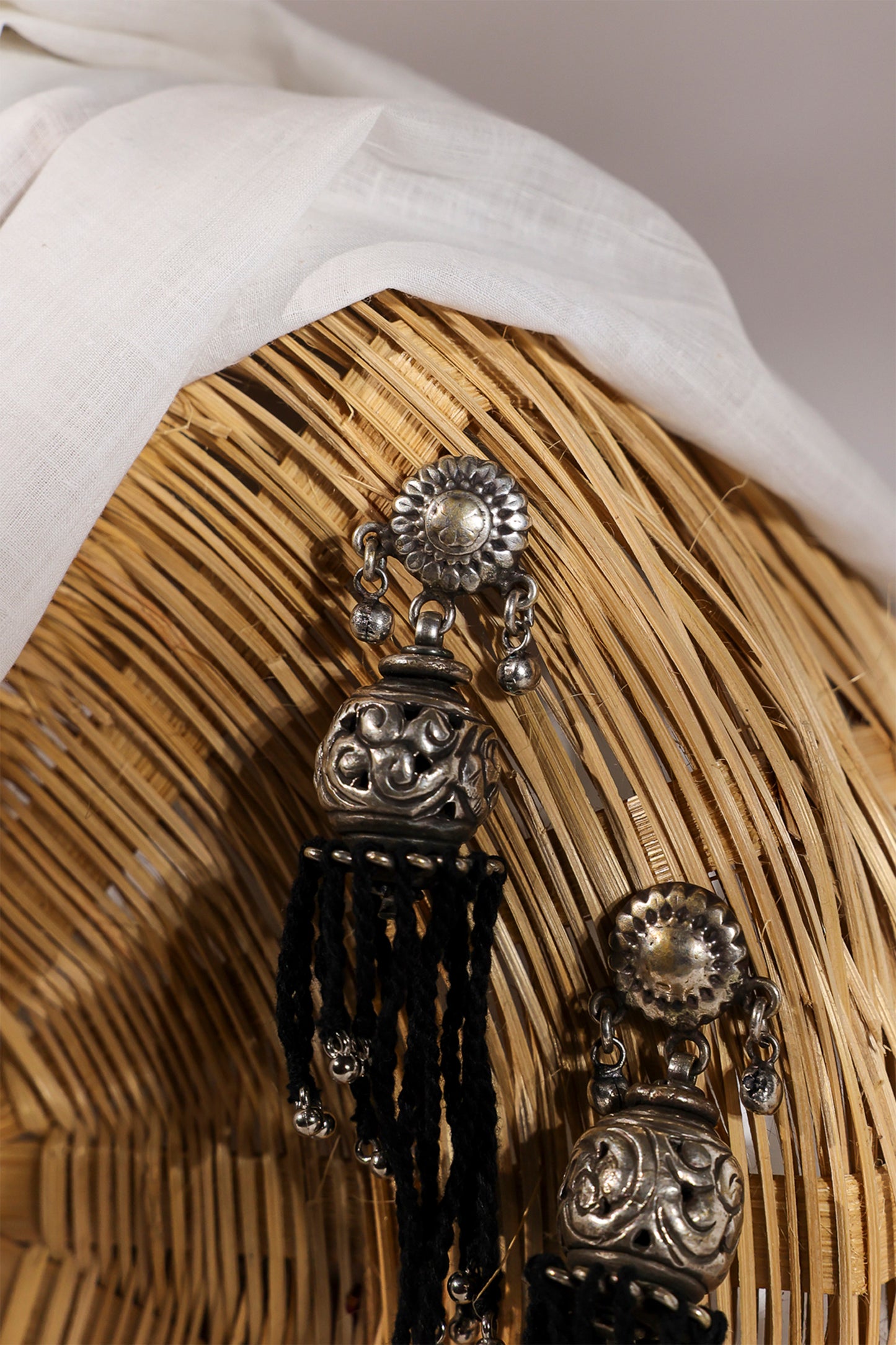 Black Twisted Thred Jumki