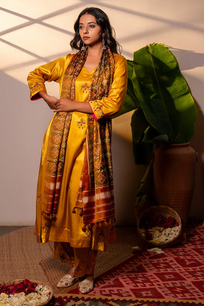 Handwoven Rust Patola Silk Stole – Artisanal Heritage Design