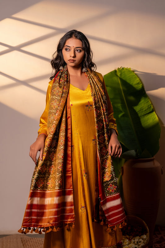 Handwoven Rust Patola Silk Stole – Artisanal Heritage Design